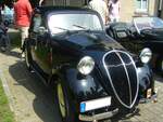 Simca Cinq aus dem Jahr 1938. Der Simca Cinq war der französische Lizenzbau des Fiat 500  Topolino  und wurde von 1936 bis 1948 als Cabrio-Limousine (Foto) und Kombimodell, sowie als leichter Lieferwagen namens Fourgonette 250 gebaut. Angetrieben wird der hübsche Kleinwagen von einem wassergekühlten Vierzylinderreihenmotor mit einem Hubraum von 569 cm³ und einer Leistung von 13 PS. Die Höchstgeschwindigkeit gab das Werk in Nanterre mit 85 km/h an. 16. Oldtimertreffen des ACK am 01.05.2024 in Essen-Kettwig.