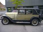 Franklin Series 11 Sport Sedan, gebaut von 1925-1927, wartet vor dem Dsseldorfer Meilenwerk auf seine Restaurierung.