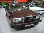 Toyota Crown der Baureihe MS110 von 1982. Das Oberklassemodell aus dem Hause Toyota wurde von 1980 bis 1983 auch in Deutschland und Österreich angeboten. Mit seinen Außenmaßen und seiner üppigen Ausstattung machte der Wagen etwas her. Das der für den US-Geschmack gestylte Wagen sich auch hierzulande einiger Beliebtheit erfreute, lag an seinem sensationell günstigen Preis und der sehr umfangreichen Serienausstattung. Das Modell war auch als Kombiversion, mit 2200 mm langer Ladefläche lieferbar. Der 6-Zylinderreihenmotor mit einem Hubraum von 2758 cm³ war mit 145 PS oder 170 PS lieferbar. Toyota Collection Köln am 02.12.2017.