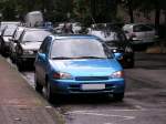 Blauer Kleinwagen, ein Toyota, warscheinlich ein Starlet. Aufgenommen: Juli 2010.