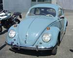 VW Typ 1, die meisten nennen ihn  Käfer , mit einer Erstzulassung aus dem Jahr 1956 im Farbton horizontblau. Der im Heck verbaute, gebläsegekühlte, Vierzylinderboxermotor hat einen Hubraum von 1192 cm³ und leistet 30 PS. Die Höchstgeschwindigkeit des 1956´er Typ 1 lag bei 110 km/h. Außengelände der Düsseldorfer Classic Remise am 19.04.2023.