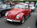 VW Typ 1  Käfer  des Modelljahres 1967. Der Wagen ist im Farbton L456 rubin lackiert. Er ist mit dem 1285 cm³ 4-Zylinderboxermotor mit 40 PS motorisiert. Herbstfest an der Düsseldorfer Classic Remise am 02.10.2016.