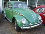 VW Typ 1  Käfer  im Farbton samtgrün und ausgerüstet mit Exportstoßstangen aus dem Jahr 1965. Essen-Kettwig am 15.11.2020.