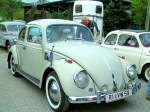 VW-Kfer Bj1959 hat hlzerne Schi´s aufgeschnallt, und wird in Krze bei der Oldtimerausfahrt in Neuhofen/Innkr.