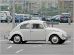 Seitnansicht eines VW Kfer, welcher in flottem Tempo unterwegs ist. 22.09.2013.