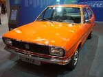 VW Passat LS B1 Typ 32 als zweitürige Limousine aus dem Jahr 1973 im damals sehr beliebten Farbton mandarin. Im Frühjahr 1973 wurde der neue VW Passat vorgestellt. Er löste den, in die Jahre gekommenen VW Typ 3, ab. Technisch abgeleitet wurde der Passat vom damaligen Audi 80. Für das äußere Erscheinungsbild zeigte sich Giugiaro von Ital-Design verantwortlich. 1974 stand ein solcher Passat mit einem Kaufpreis von mindestens DM 9600,00 in der Preisliste. Der Passat LS hat einen quer eingebauten Vierzylinderreihenmotor mit einem Hubraum von 1471 cm³ und einer Leistung von 75 PS. Die Höchstgeschwindigkeit gab VW mit 160 km/h an. Angeblich soll es sich beim gezeigten Passat um den zweiten, je gebauten Passat B1 handeln. Techno Classica Essen am 13.04.2023.
