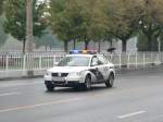 Pekinger Polizeiauto mit eingeschaltetem Blaulicht.