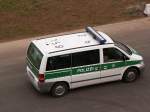 Ein Mercedes Vario Streifenwagen der Polizei fhrt Streife am Dsseldorfer Flughafen.
