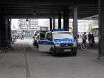 T5 der Bundespolizei, Kennzeichen BP 34-433, am Bahnhof Alexanderplatz. Da die Berliner Polizei weiterhin grn trgt (die Stadt muss sparen), sind nur Bundespolizeifahrzeuge und -uniformen in blau zu sehen. 3.6.2007