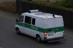 Mercedes Benz Kastenwagen der saarlndischen Polizei bie der Absicherung eines Schwertransports in berherrn-Felsberg.