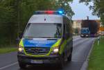 Polizei MB Sprinter als Vorausfahrzeug bei einem Schwertransport mit Überbreite nach Uckermünde. -31.08.2014