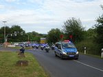 Polizei Kolone zur Absperrung der Fahrradstrecke des IRONMAN in Maintal Hochstadt am 03.07.16