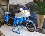 =BMW-Polizeimotorrad steht bereit für die Fotofreunde im Polizei-Oldtimer-Museum Marburg, Oktober 2023