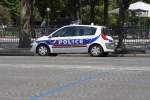 Ein Streifenwagen der Pariser Polizei am unteren Ender der Champs-Elyses am 15.07.2009 geparkt