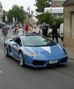 Der Fahrer dieses Lamborghini der italienischen Polizei hatte alle Mhe an der Fotografenmeute vorbei zu kommen, um seinen Wagen an den ihm zugewiesenen Platz, in dem fr den Verkehr abgesperrten Teil der avenue de la Gare in Diekirch abzustellen.   04.07.2010