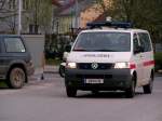 VW-Polizeibus mit dem noch alten  Bundesgendarmie-Kennzeichen  eskortiert einige Fan-Busse zum Rieder Stadion; 080412