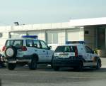 Fiat Punto der spanischen Policía Nacional und Nissan Terrano des portugiesischen SEF, was so etwas wie einer Grenzpolizei entspricht; die Fahrzeuge befinden sich auf portugiesischem Territorium