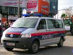 VW-Polizeibus (neue Ausfhrung) fhrt den Rieder Faschingsumzug2008 an; 080120