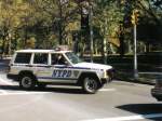 Jeep Cherokee des New York City Police Department im neuen Design.
Das Bild ist ein Scan eines Papierabzugs, aufgenommen im Herbst 1998 im New Yorker Central Park.