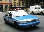 Streifenwagen (Chevrolet Caprice) des NYPD im alten Design.
Das Foto ist ein Scan eines Papierabzugs, Aufnahmedatum Herbst 1998.
