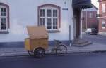 Dänemark, Post- og Telegrafvæsenet (heute: Post Danmark): Postzustellung in einer dänischen Provinzstadt mittels eines speziell angefertigten Fahrrades.