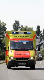 RTW Johanniter im Einsatz der Thüringen - Rundfahrt in Zeulenroda.
