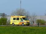 Mercedes RTW 16 123 der  Regionale Ambulance Dienst Hollands-Midden . Auf der N11 bei Leiden, Niederlande am 09-04-2011.