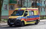 Ein Renault Master Rettungsfahrzeug (Ambulanz) in der polnischen Stadt Kostrzyn nad Odrą am 13.03.24