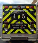 Die auffllige Rckansicht des Ambulanzwagens 45 der Rescue Squad von Harrisonburg (Virginia). (24.10.2013)