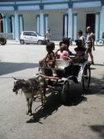 Ziegenbetriebene Kutsche fr Kinder.
Zwei dieser Kutschen sind an diesem Tag zur Freude der Kinder am Hauptplatz von Bayamo unterwegs.
Bayamo, Kuba.
09-2003