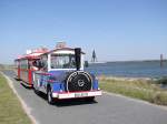 Jan-Cux Strandbahn tuckert gemchlich am Strand von Cuxhaven entlang ;090824