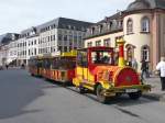Eine Stadtrundfahrt- Eisenbahn  am Simeonsstift in Trier, nhe der Porta Nigra.