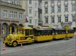 Diese Strassenbahn steht am Hauptplatz in Linz fr Stadtrundfahrten im Stundentakt bereit.