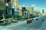 1998 ist dieser Trolley in Las Vegas auf dem Strip unterwegs auf einer Stadtrundfahrt (einem San Francisco Cable Car nachgebildet). digitalisiertes Dia
