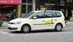 =VW-Touran Taxi unterwegs in Wiesbaden im Mai 2017