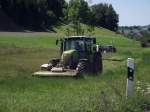Claas Traktor mhrt Rasen im Allgu am 17.08.11