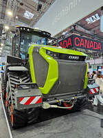Der Traktor CLAAS XERION 12.650 war Ende April 2024 auf der Hannovermesse in der Version mit Raupenlaufwerken zu sehen.