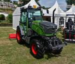 Schmalspur Traktor Fendt 211 S Vario, ausgestellt auf der Landwirtschaft Ausstellung in Ettelbrck. 30.06.2023