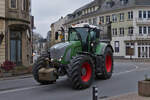 Traktor Fendt 939, muss weit ausholen um mit dem Hänger um die enge Kurve in Diekirch zu kommen. 03.2023