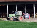 FENDT;Farmer308LS-Turbomatik holt mit dem angekoppeltem Siloking weiteres Futter fr die im Stall stehenden Rinder;110410