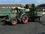 Fendt Farmer 308 steht am 24.07.08 mit Getreideanhnger zur Abfertigung bei der Raiffeisen-Warenzentrale in 36088 Hnfeld    