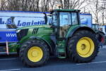 Ein John Deere John Deere  6195M Traktor am 08.01.24 Großer Stern Berlin bei der Demo der Landwirte.