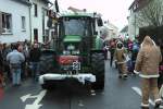 Das Foto zeigt einen Traktor an Rosenmontag in Saarbrcken-Ensheim.