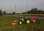 Am 23.8.2013 mhte dieser schwere John Deere Traktor 6535 mit  zwei Mhwerken eine Wiese an der Bahnstrecke Kolin - Pardubitz  bei Lhota.