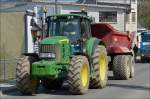 .  John Deere 7430 Traktor mit Tandemachsenhänger gesehen am 28.03.2014.