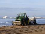 John Deere 6680-4 XD.II Traktor bei der Strandplfege in Roses am 01.10.2014