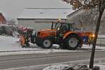 Massey Ferguson 6465 mit Schneeschieber und Streuer bei starkem Schneefall in Wiltz unterwegs. 27.11.2023 