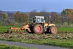 Massey-Ferguson Traktor pflügt einen Acker bei Euskirchen - 16.11.2013