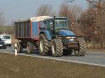 In der Woche brauch man an der B96 nicht lange auf Fahrzeuge warten,so kam mir am 25.Mrz 2010 dieser New Holland-Traktor entgegen.