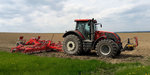 Valtra Traktor bei der Feldarbeit in Zeulenroda.